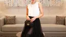 Maudy Ayunda tampil classy feminine dengan sleeveless putih, rok tutu hitam dan boots. [Dior]