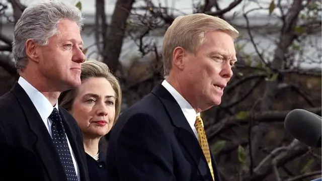 Bill dan Hillary Clinton bersama dengan Dick Gephardt usai Bill Clinton dimakzulkan.