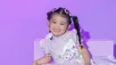 Si Kecil Thania kenakan versi mini dari gaun sang kakak yang tampilkan lace ungu pastel yang manis. [@fdphotography90]