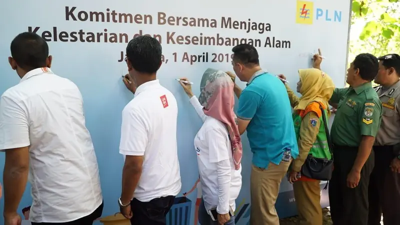 Ratusan Milenial PLN Bersama Warga Balekambang Kompak Bersih-Bersih Kampung Sehat