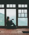 Interaksi sosial yang berlangsung terlalu lama atau terlalu ramai dapat menguras energi seorang introvert lebih cepat. (Foto/dok: Pexels/Ferhan Özbek)