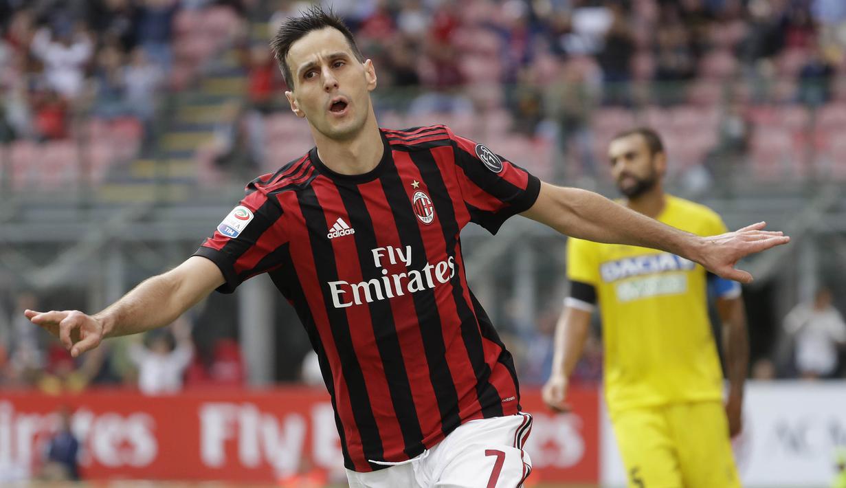 Striker AC Milan, Nikola Kalinic, melakukan selebrasi usai mencetak gol ke gawang Udinese pada laga Serie A di Stadion San Siro, Milan, Minggu (17/9/2017). AC Milan Menang 2-1 atas Udinese. (AP/Luca Bruno)