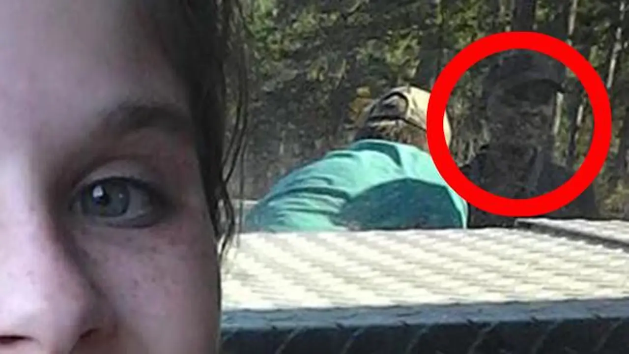 Sosok diduga hantu di foto selfie. (Facebook)