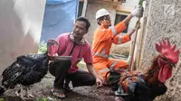Petugas PT Perusahaan Gas Negara (PGN) memeriksa meteran jaringan gas bumi di perumahan warga di kawasan Cibinong, Bogor, Jawa Barat, Jumat (14/12). Selama 2018, sebanyak 5.120 jargas baru tersebar di Kabupaten Bogor. (Liputan6.com/Immanuel Antonius)