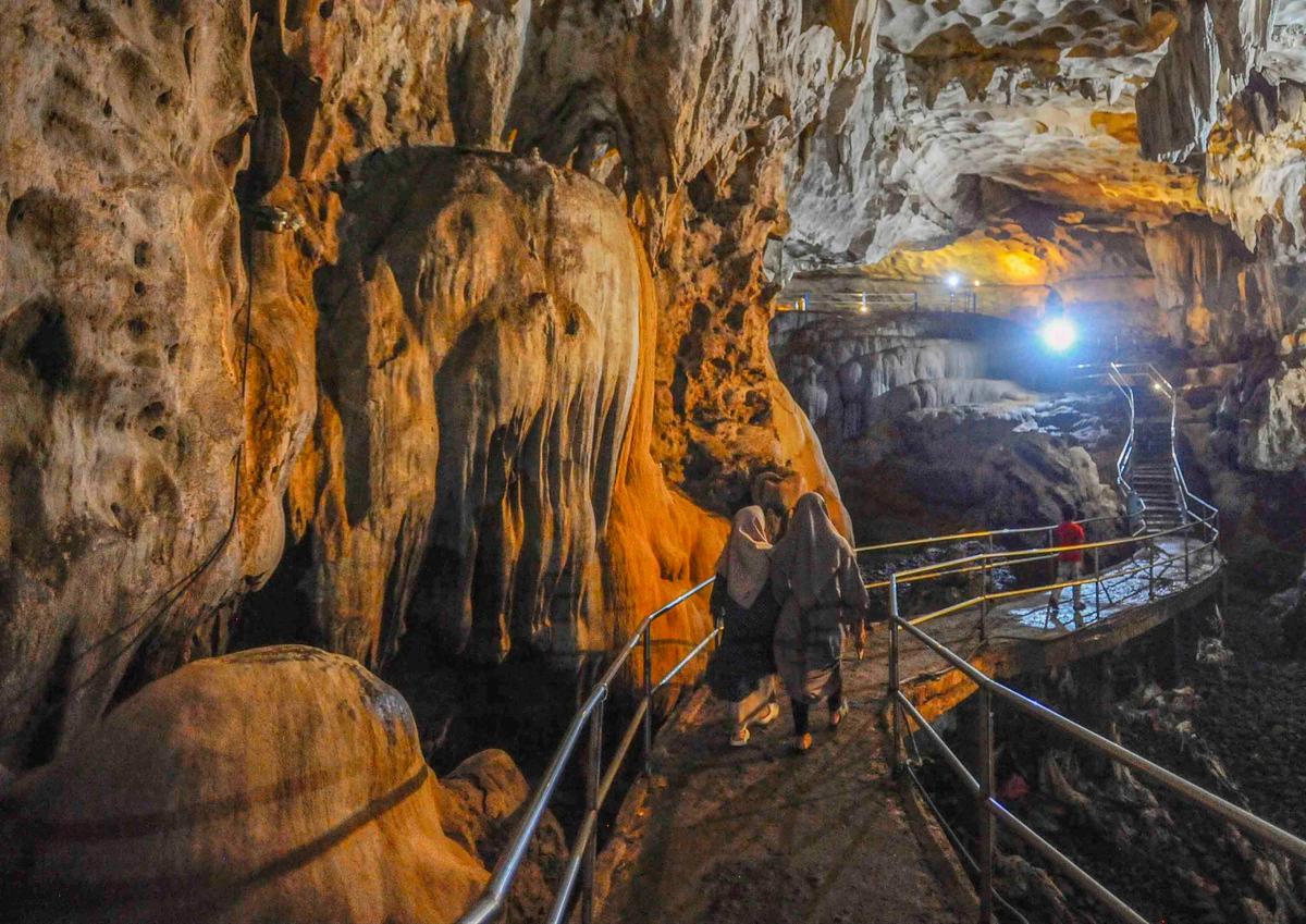 FOTO: Pesona Stalaktit dan Stalagmit Goa Lowo, Keajaiban Alam Trenggalek