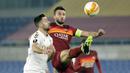 Gelandang AS Roma, Bryan Cristante (kanan) menguasai bola dibayangi striker SC Braga, Andraz Sporar dalam laga leg kedua babak 32 Besar Liga Europa 2020/21 di Olimpico Stadium, Kamis (25/2/2021). AS Roma menang 3-1 atas SC Braga dan lolos ke babak 16 Besar. (AP/Andrew Medichini)