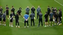 Pemain Real Madrid mendengarkan instruksi dari pelatih Carlo Ancelotti (bertopi) jelang melakukan sesi latihan di Stadion Juventus, Turin, Italia (4/5/2015). Real Madrid akan menantang Juventus di leg pertama semifinal Liga Champions. (Reuters/Max Rossi)