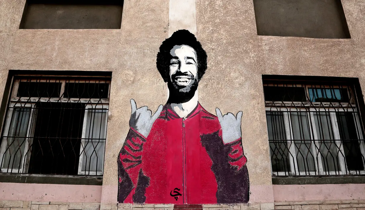 Mural dinding Mohamed Salah di pusat olahraga dan pemuda di Desa Nil Delta Nagrig, Mesir,  Rabu (2/5). Warga mengaku bangga karena pemain Liverpool tersebut menyumbang jutaan poundsterling ke kampung halamannya. (AP Photo/Nariman El-Mofty)