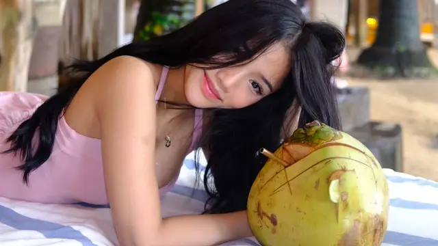 Pesona Fuji Utami Putri Bak Barbie Hidup dengan Pinkish Makeup yang Fresh dan Feminin Saat Liburan di Bali