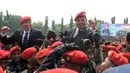 Mantan Danjen Kopassus Prabowo Subianto (kanan) dibopong para prajurit Kopassus usai upacara serah terima jabatan Komandan Jenderal Komando Pasukan Khusus di Mako Kopassus, Cijantung, Jakarta, Jumat (24/10/2014). (Liputan6.com/Helmi Fithriansyah)