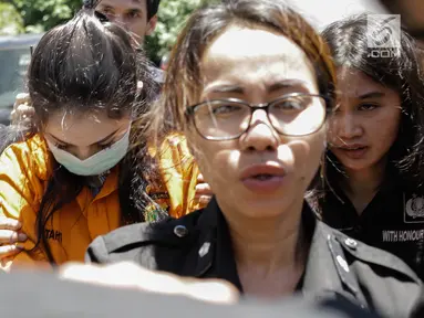 Artis sekaligus tersangka kasus narkoba Jennfer Dunn tiba di Kejaksaan Negeri Jakarta Selatan, Kamis (15/3). Ditresnarkoba Polda Metro Jaya melimpahkan tersangka Jennifer Dunn dan barang bukti ke Kejari Jaksel. (Liputan6.com/Faizal Fanani)