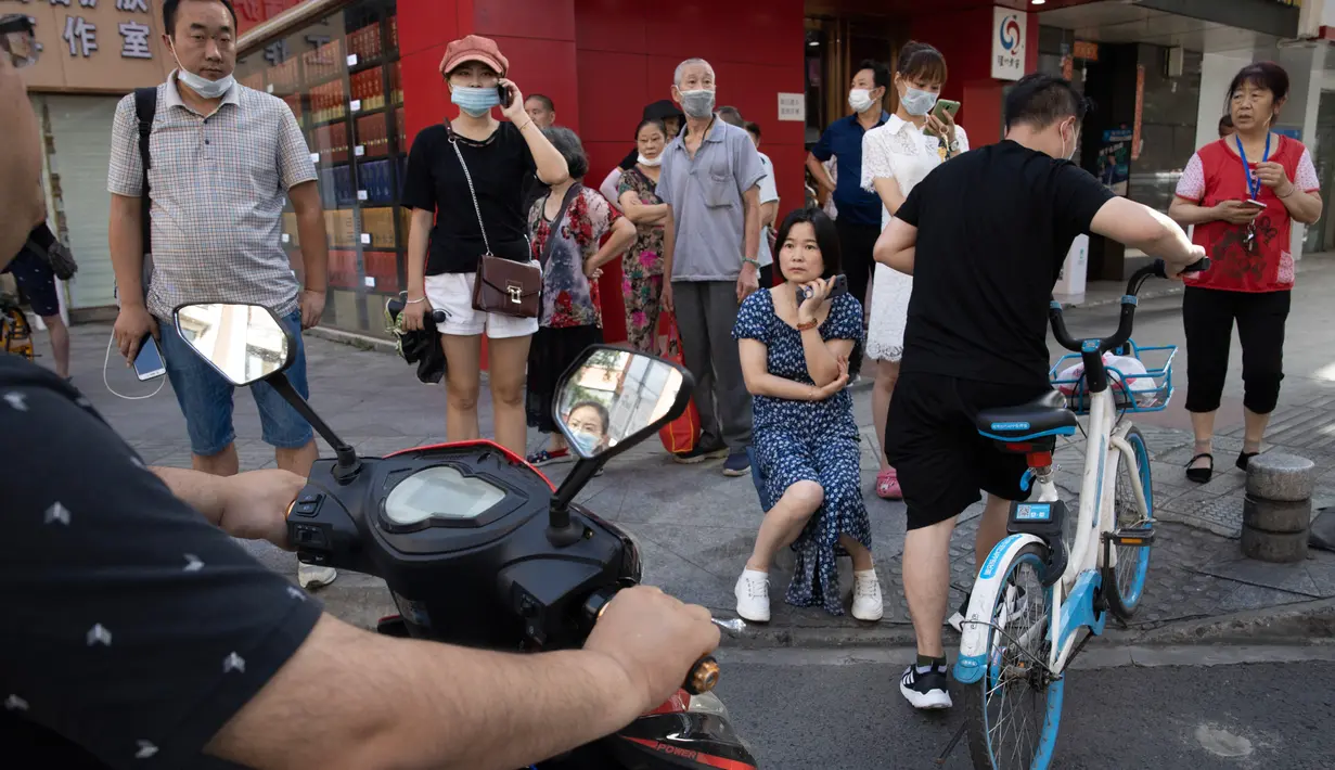 Orang-orang berkumpul ketika pihak berwenang China bersiap untuk memasuki Konsulat Amerika Serikat (AS) di Chengdu, Senin (27/7/2020). Para diplomat Amerika Serikat meninggalkan konsulat AS di Kota Chengdu, menyusul keputusan Beijing untuk menutup kantor tersebut. (AP Photo/Ng Han Guan)