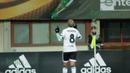 Selebrasi gelandang Valencia, Sofiane Feghouli, usai menjebol gawang Rapid Vienna pada leg kedua babak 32 besar Liga Europa di Stadion Ernst Happel, Wina, Austria, Jumat (26/2/2016) dini hari WIB. (Bola.com/Reza Khomaini)