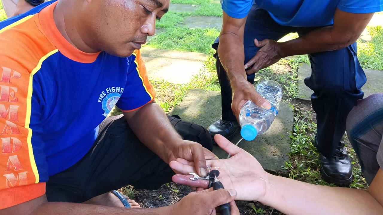 Petugas Damkar Banyuwangi lakukan pencopotan cincin dengan cara digerinda di jari warga (Istimewa)
