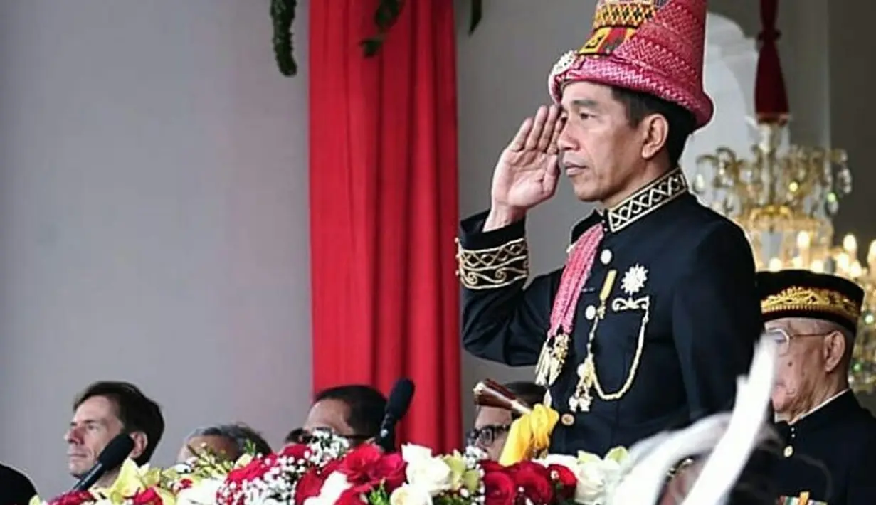 Pada Upacara Peringatan Kemerdekaan RI ke-73 tahun 2018 di Istana Presiden, Jokowi mengenakan pakaian adat Aceh. (Instagram/Jokowi).