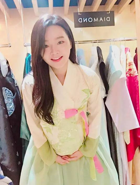 Ia mengatakan telah banyak mendapat pelajaran dari seniornya, IU, termasuk belajar akting dan mendapat berbagai masukan. (Instagram/z_hera)