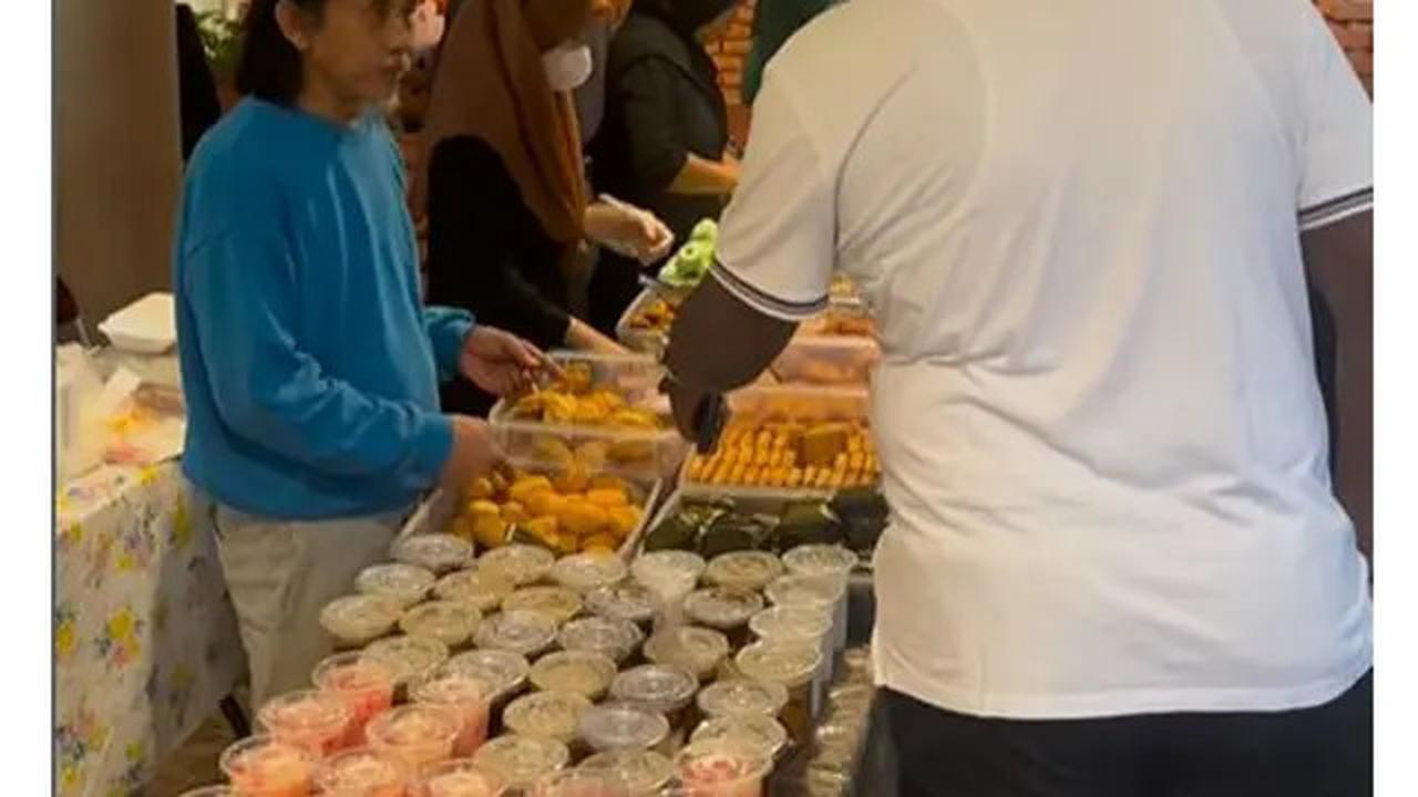 6 Potret Epy Kusnandar dan Istri Jual Takjil di Bazar Ramadhan, Raup Jutaan Rupiah