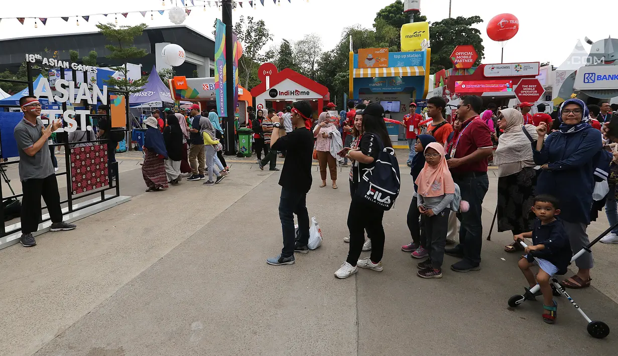 Calon penonton antre untuk foto di landmark Asian Festival 2018 di kawasan Gelora Bung Karno Senayan, Jakarta, Minggu (2/9). Jelang Closing Ceremony Asian Games 2018 calon penonton memadati komplek GBK. (Liputan6.com/Fery Pradolo)