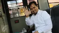 Pedangdut Saipul Jamil alias Ipul melambaikan tangan saat berada di mobil tahanan di Kejaksaan Negeri Jakarta Utara, Senin (4/4). Tersangka kasus pencabulan terhadap remaja itu dipindahkan ke Rumah Tahanan (Rutan) Cipinang. (Liputan6.com/Herman Zakharia)
