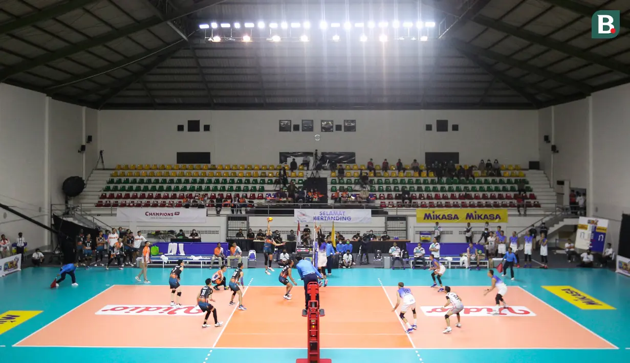 Pemandangan umum pertandingan Jakarta BNI 46 (kiri) melawan Surabaya Bhayangkara Samator saat laga lanjutan PLN Mobile Proliga 2022 di GOR Padepokan Voli Jenderal Polisi Kunarto, Bogor, Jumat (14/01/2022). (Bola.com/Bagaskara Lazuardi)