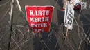 Kawat berduri dipasang saat unjuk rasa ratusan massa di Perempatan Jalan Pahlawan Semarang,  Jumat (10/5). Mereka menuntut kejujuran penghitungan suara KPU pada Pemilu 2019. (Liputan6.com/Gholib)