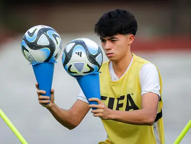 Pemain Timnas Indonesia U-17, Ji Da-bin saat menyeimbangkan bola ketika fun game pada latihan resmi menjelang laga penentu Grup A Piala Dunia U-17 2023 di Stadion Gelora 10 November, Tambaksari, Surabaya, Rabu (15/11/2023). (Bola.com/Bagaskara Lazuardi)