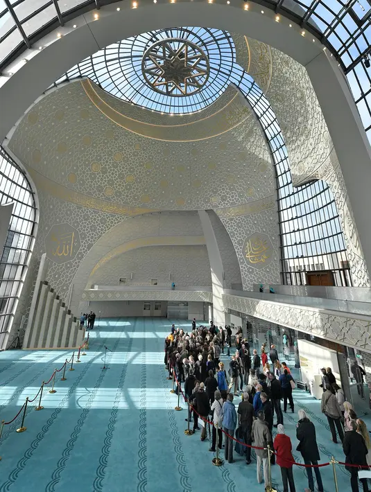 Para pengunjung mengelilingi Masjid Cologne saat Hari Masjid Terbuka berlangsung di Cologne, Jerman, Selasa (3/10). Peringatan ini digelar sejak tahun 1997 bersamaan dengan peringatan Hari Reunifikasi Jerman. (AP Photo/Martin Meissner)