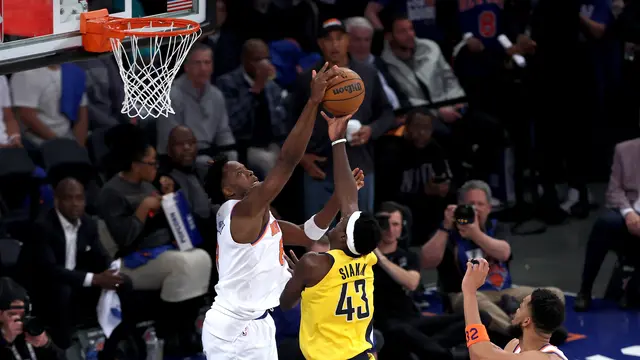 Aksi pemain Pacers Pascal Siakam saat melawan Knicks di final Wilayah Timur NBA 2025