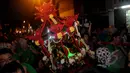 Sejumlah warga menandu patung dewa saat malam perayaan Cap Go Meh di Bogor, Jawa Barat, Kamis (5/3/2015). Malam perayaan Cap Go Meh di Kota Bogor berlangsung meriah. (Liputan6.com/Helmi Fithriansyah)