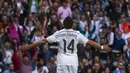 Gol kedua Los Blancos disarangkan Javier 'Chicharito' Hernandez di menit ke-31. Sundulan pemain pinjaman Manchester United itu tak mampu dibendung penjaga gawang Eibar, Xabi Irureta (AP Photo/Andres Kudacki)