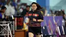Wasit Ornpimol Kittiteerasopon berlari saat memimpin laga final hoki putri PON XIX Jabar antara DKI Jakarta melawan Papua di Gymnasium UPI, Bandung, Senin (19/9). DKI Jakarta unggul 4-2 atas Papua. (Liputan6.com/Helmi Fithriansyah)