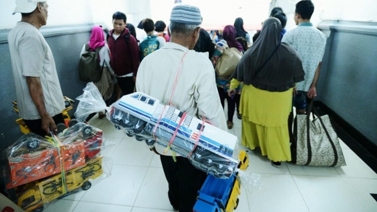 H+4 Lebaran, pemudik mulai padati Stasiun Pasar Senen