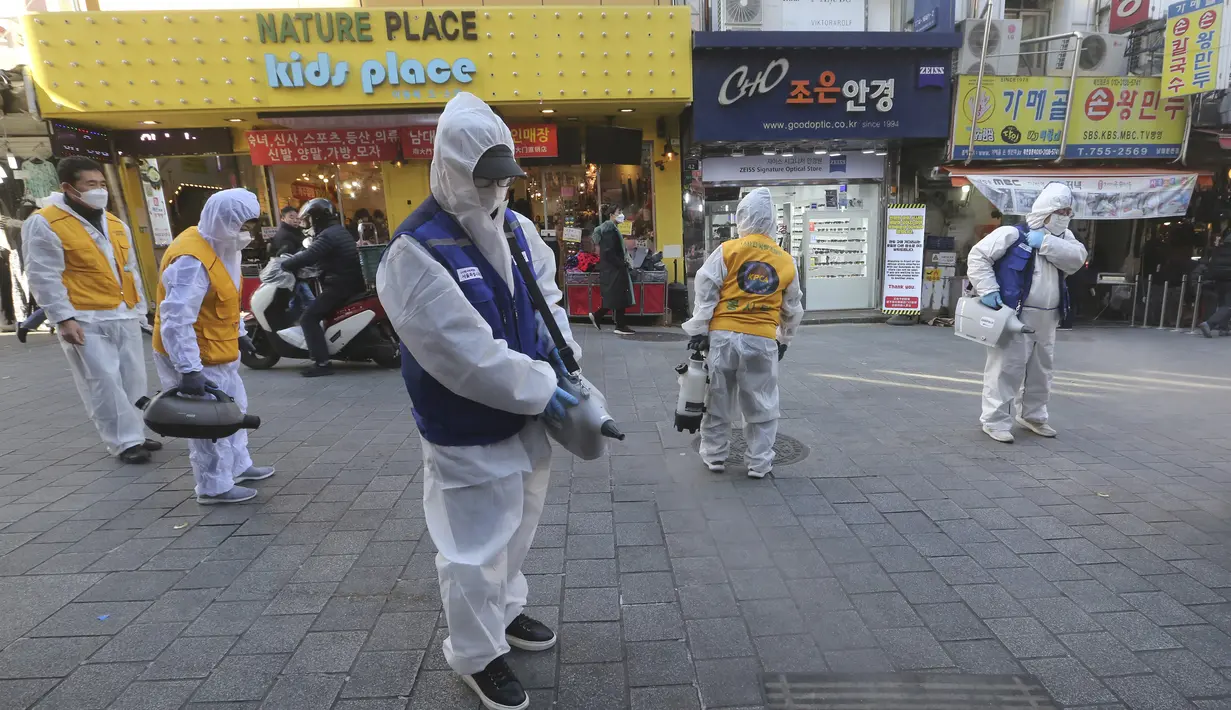 Pekerja mengenakan pakaian pelindung bersiap menyemprotkan disinfektan sebagai tindakan pencegahan terhadap virus corona baru di Pasar Namdaemun di Seoul, Korea Selatan, Rabu, (5/2/2020). Kematian akibat virus corona naik menjadi 490 di daratan China pada Rabu (5/2). (AP Photo/Ahn Young-joon)