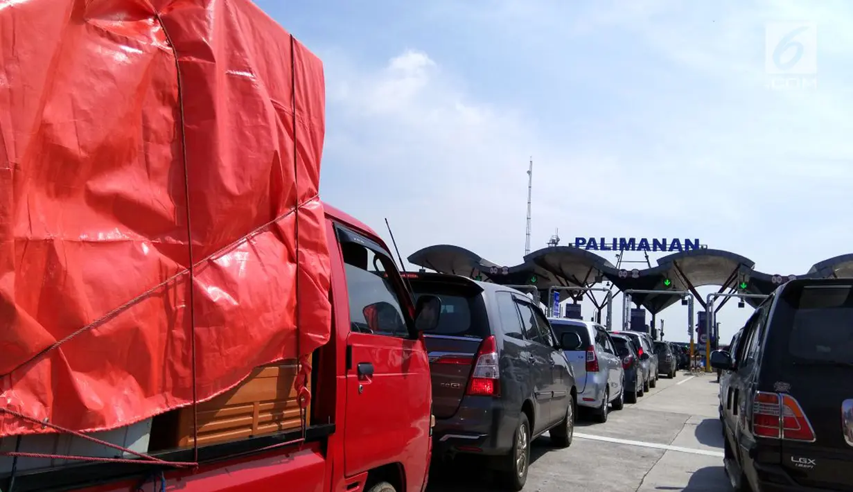 Sejumlah mobil mengantre untuk melintasi gerbang Tol Palimanan saat mudik natal, Jawa Barat, Sabtu (23/12). Memasuki libur panjang perayaan natal dan tahun baru, arus lalu lintas di gerbang tol Palimanan mulai padat. (Liputan6.com/ Gabriel Abdi Susanto)