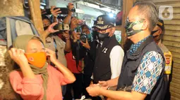 Wali Kota Bogor Bima Arya (tengah) saat mengecek kepatuhan warga dalam menggunakan masker di Pasar Ciawi, Bogor, Kamis (10/9/2020). Kegiatan ini bagian dari kesepakatan antara Pemkot dan Pemkab Bogor dalam pengawasan penerapan protokol kesehatan di titik-titik perbatasan. (merdeka.com/Arie Basuki)