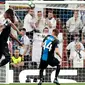 Pemain Real Madrid Casemiro (kiri) mencetak gol ke gawang Club Brugge pada laga Liga Champions di Stadion Santiago Bernabeu, Madrid, Spanyol, Selasa (1/10/2019). Pertandingan berakhir 2-2. (AP Photo/Bernat Armangue)