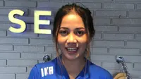 Shafira Ika Putri saat berada di toko merchandise Arema. (Bola.com/Iwan Setiawan)