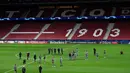 Para pemain AC Milan berjalan di lapangan di Stadion Wanda Metropolitano di Madrid, Spanyol (23/11/2021). Diketahui, AC Milan kini berada di dasar klasemen dengan mengoleksi  satu poin, sementara Atletico Madrid empat poin di posisi kedua. (AFP/Oscar Del Pozo)
