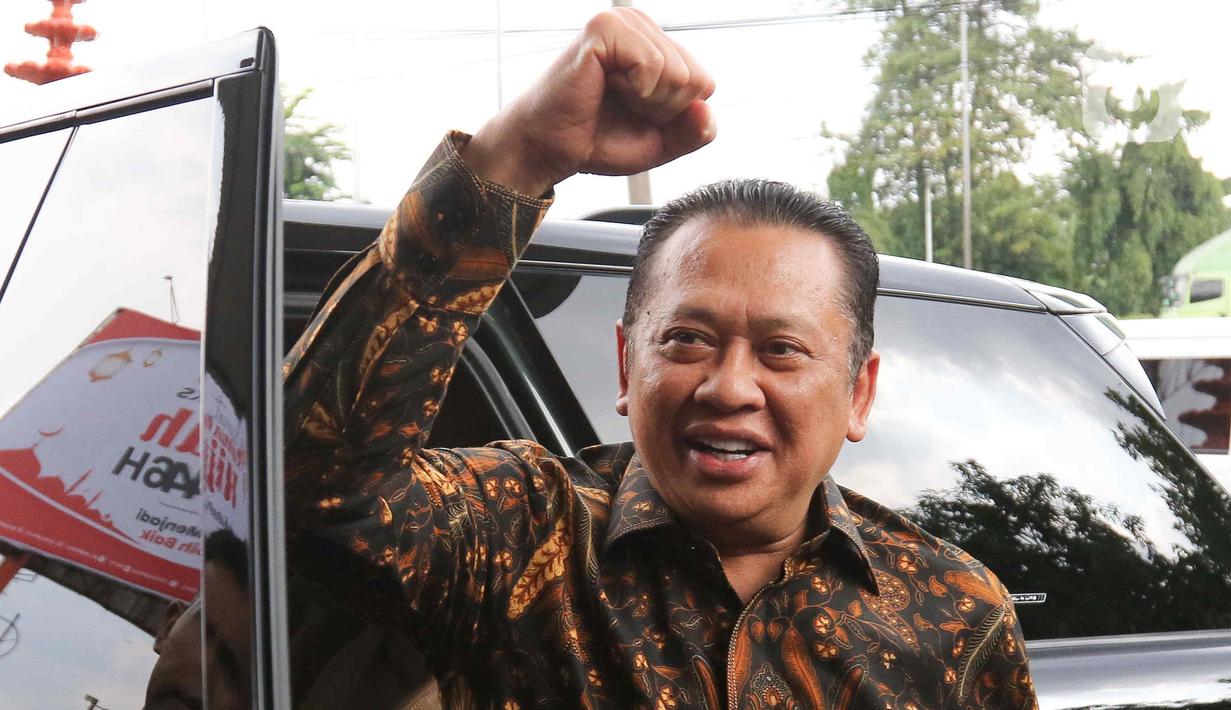 Sosok Bamsoet terlihat mengenakan batik berwarna cokelat lengan Panjang. (Liputan6.com/Herman Zakharia)