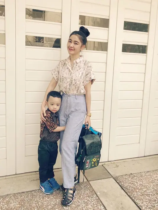 Uut Permatasari kerap membagikan momen bersama dengan putra semata wayangnya. (Liputan6.com/IG/@uutpermatasari)