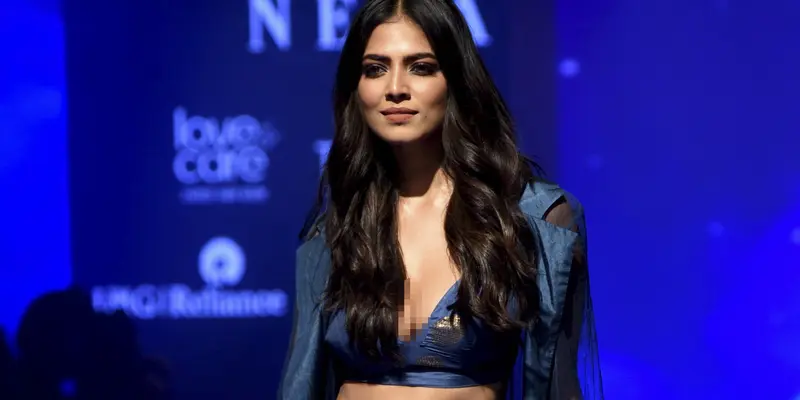 Seksinya 6 Aktris Bollywood di Lakme Fashion Week 2019