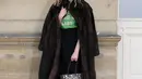 Aktris Alba Rohrwacher tampak bersenang-senang dengan eksplorasi gaya Alessandro Michele. Meskipun belum diketahui apakah ia akan terus mengadaptasi estetika maksimalis ini ke dalam gaya pribadinya, tampaknya ia menikmati permainan warna, tekstur, dan siluet yang ditawarkan oleh koleksi Valentino Vertigineux ini. [Dok/Valentino].