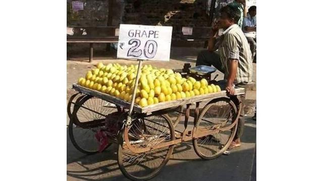6 Cara Unik Orang Jualan Buah Ini Anti-mainstream, Nyeleneh Banget