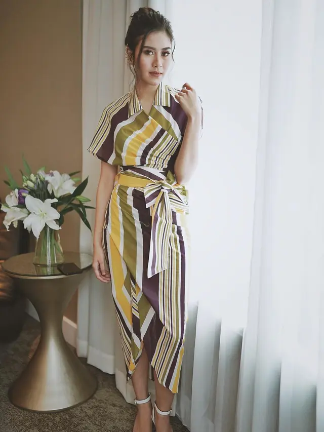 [Bintang] Super Gemesin, Begini Kecenya Syahnaz Sadiqah Pakai Dress Bermotif