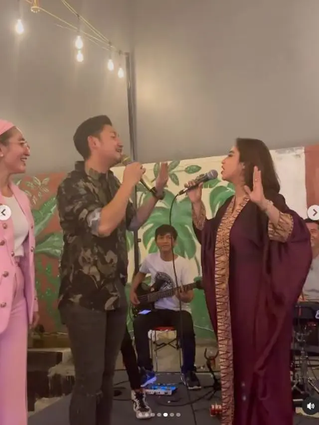 6 Potret Keseruan Dewi Perssik dan Saipul Jamil Duet di Atas Panggung, Heboh
