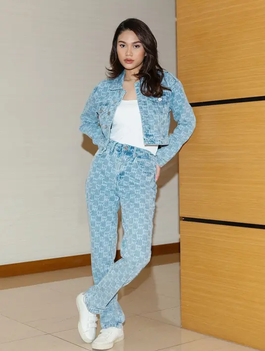 Azizah Salsha tampil cantik mengenakan one brand outfit. Ia memadukan tank top putih dengan jaket dan celana panjang denim yang serasi. [Foto: Instagram/azizahsalsha_]