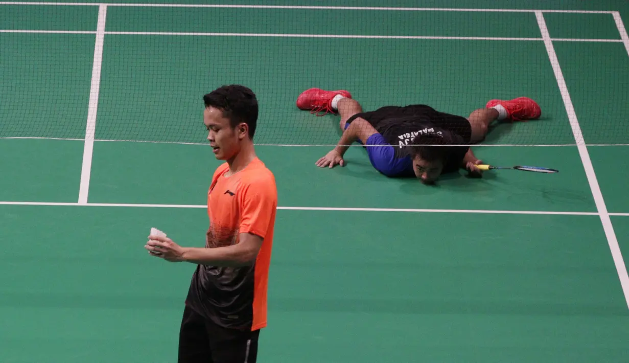 Tunggal putra Indonesia, Anthony Ginting, memegang kok saat melawan Soong Joo Ven pada final beregu SEA Games 2019 di Multinlupa Sport Center, Rabu (4/12). Ginting menang 13-21, 21-15, dan 21-18. (Bola.com/M Iqbal Ichsan)