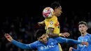 Bek Napoli, Mathias Olivera (kiri) berebut bola dengan penyerang Barcelona Raphinha saat leg pertama babak 16 besar Liga Champions 2023/2024 di Stadion Diego-Armando-Maradona, Naples pada 21 Februari 2024. (Filippo MONTEFORTE/AFP)