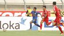 Gelandang Persib, Febri Hariyadi, berusaha melewati pemain Semen Padang pada laga Liga 1 Indonesia di Stadion Si Jalak Harupat, Bandung, Sabtu, (9/9/2017). Persib ditahan imbang 2-2 oleh Semen Padang. (Bola.com/M Iqbal Ichsan)