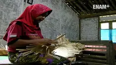 Di Purworejo, seorang nenek tinggal di rumah yang nyaris roboh. Ia ditinggal suami dan anak-anaknya pergi merantau